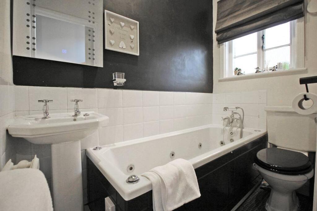 In The Heart Of Chester, Historical & Stylish Luaran gambar