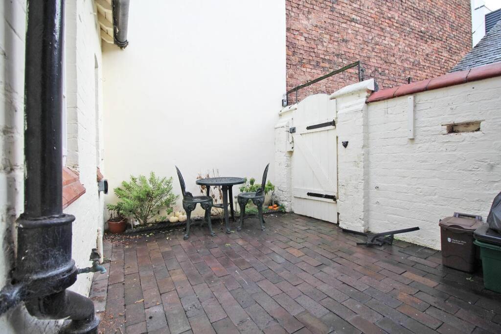 In The Heart Of Chester, Historical & Stylish Luaran gambar