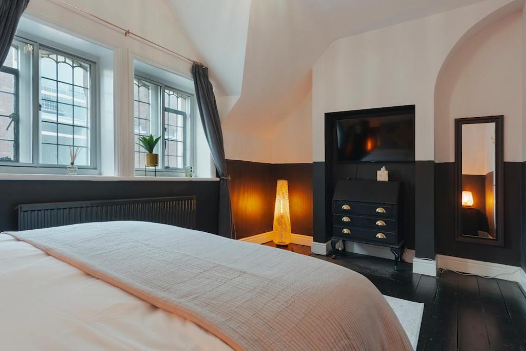 In The Heart Of Chester, Historical & Stylish Luaran gambar